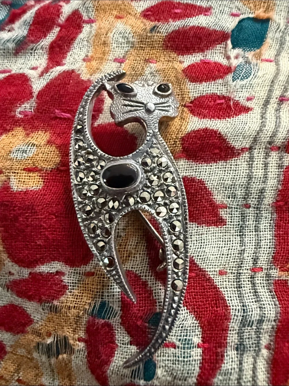 Vintage sterling 925 Silver Cat Brooch with Black Accents - Elegant Pet Jewelry